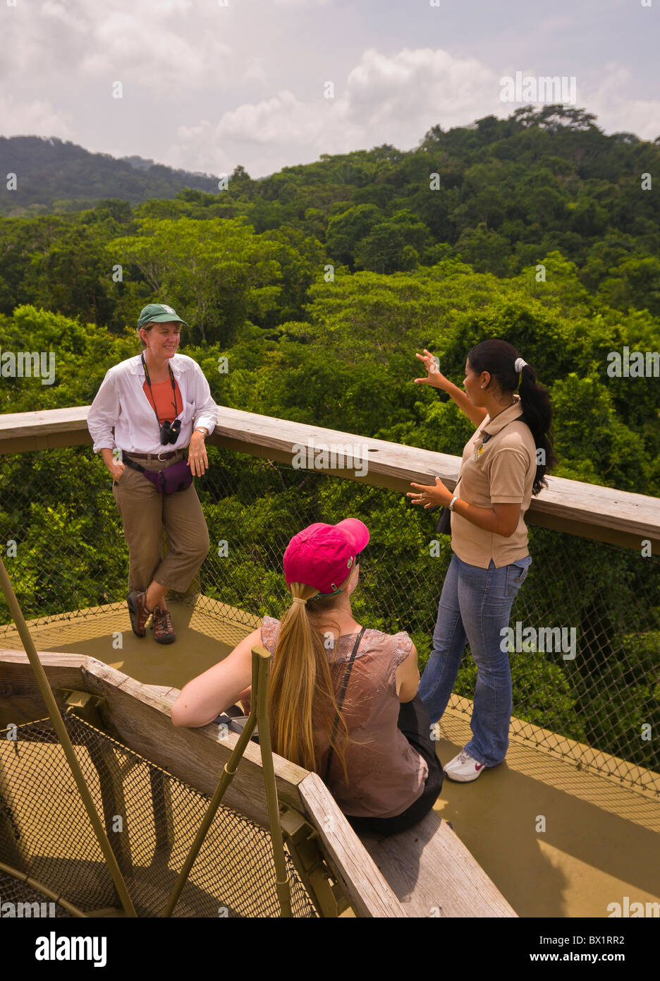 Parco nazionale di Soberania, PANAMA - i turisti e la guida sul cielino tower, Rainforest Discovery Centre a Pipeline Road. Foto Stock