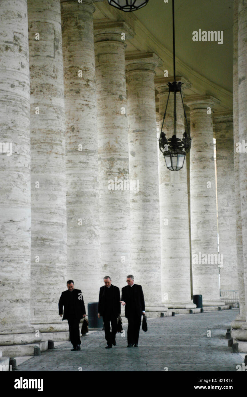 Colonnato di colonne n. modello di rilascio Piazza San Pietro il Papa ai sacerdoti la religione Roma tre uomini Vaticano donna pri Foto Stock