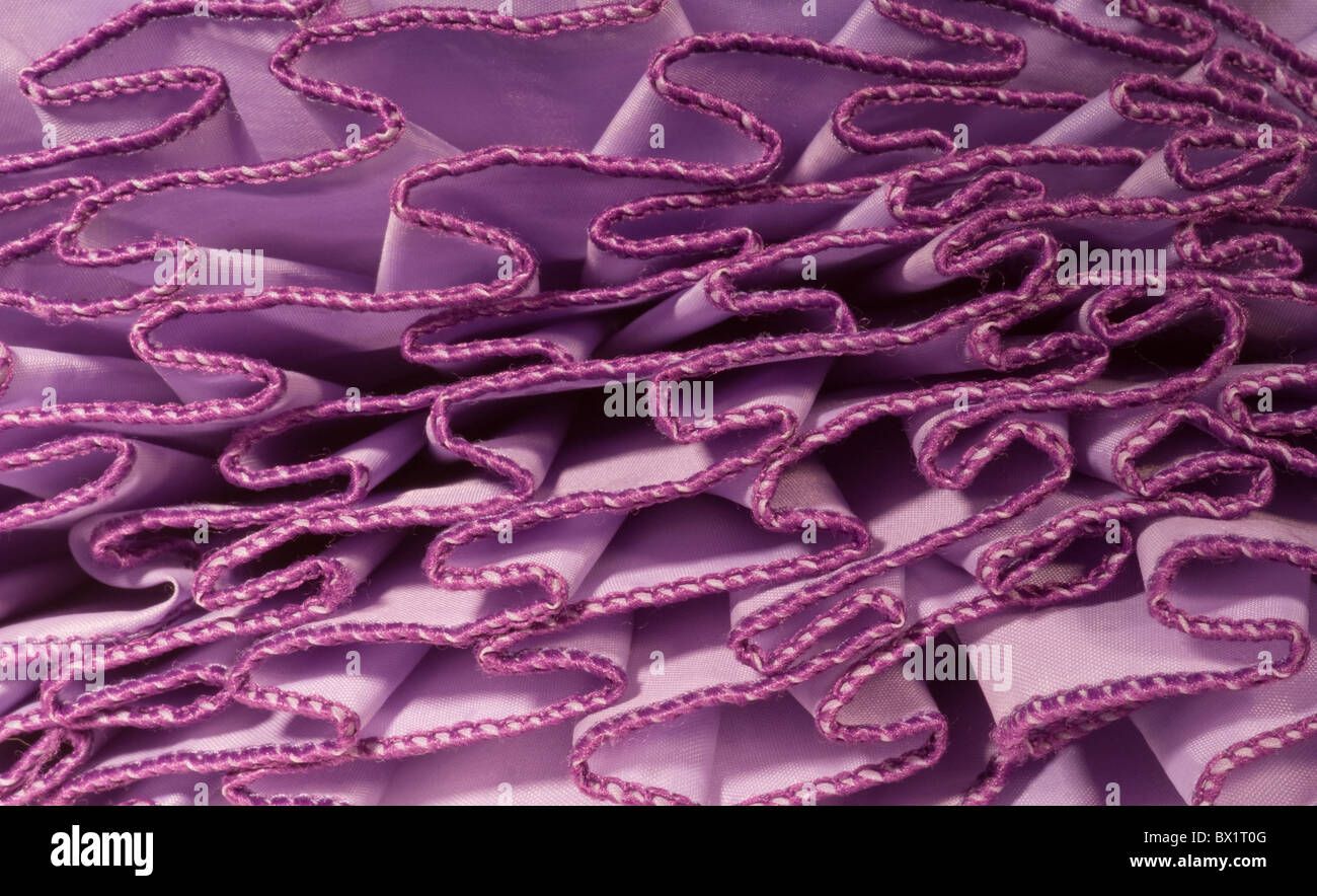 Volant o pieghe di lavanda di un ombrello chiuso in una vista closeup. Foto Stock