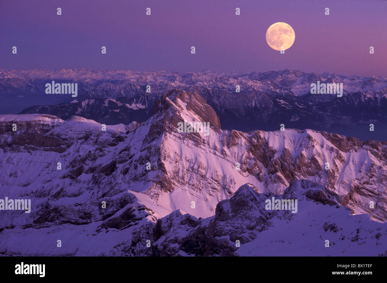 Alpstein Altmann durante la notte di luna piena vista da Santis luna di notte sulle montagne della Svizzera orientale Europa scen Foto Stock