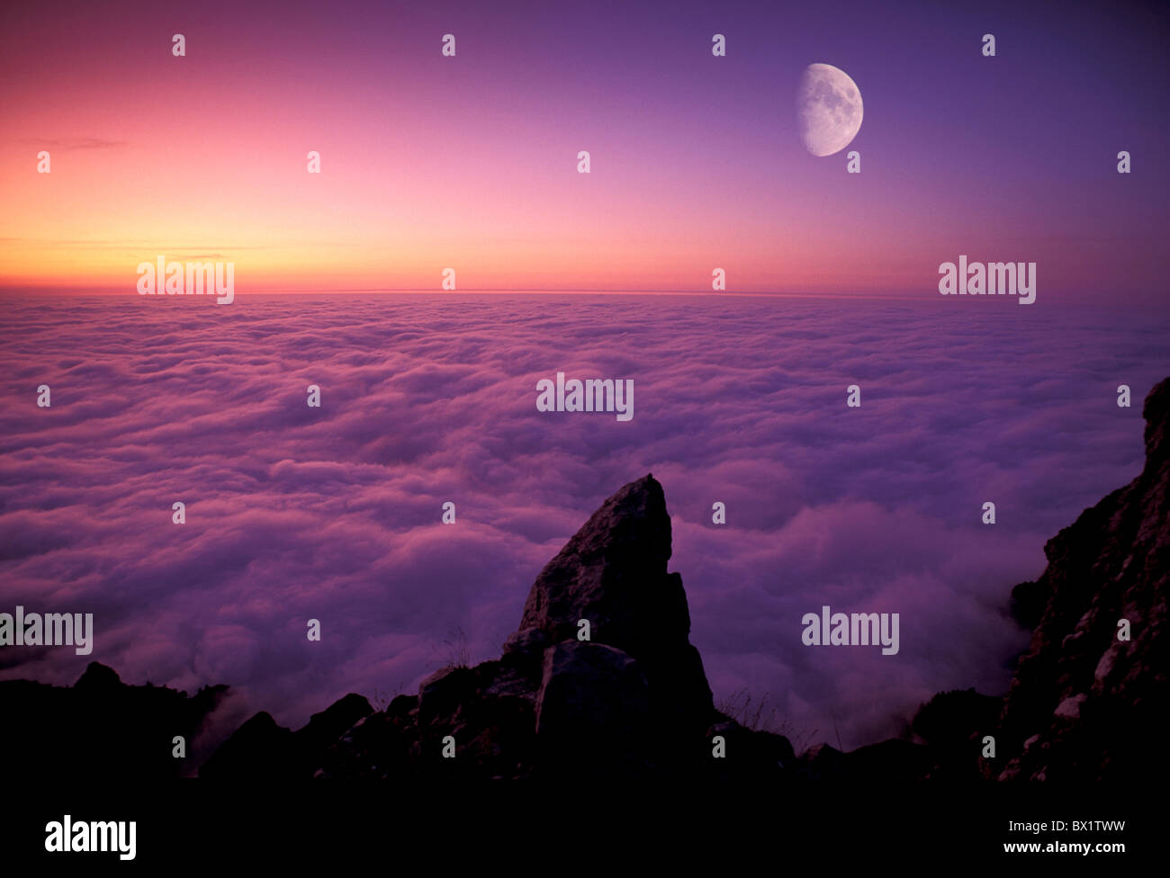 Di notte la Svizzera centrale Europa cloud tramonto sul mare mare di nebbia vista dal Pilatus umore montagne della luna di notte Foto Stock