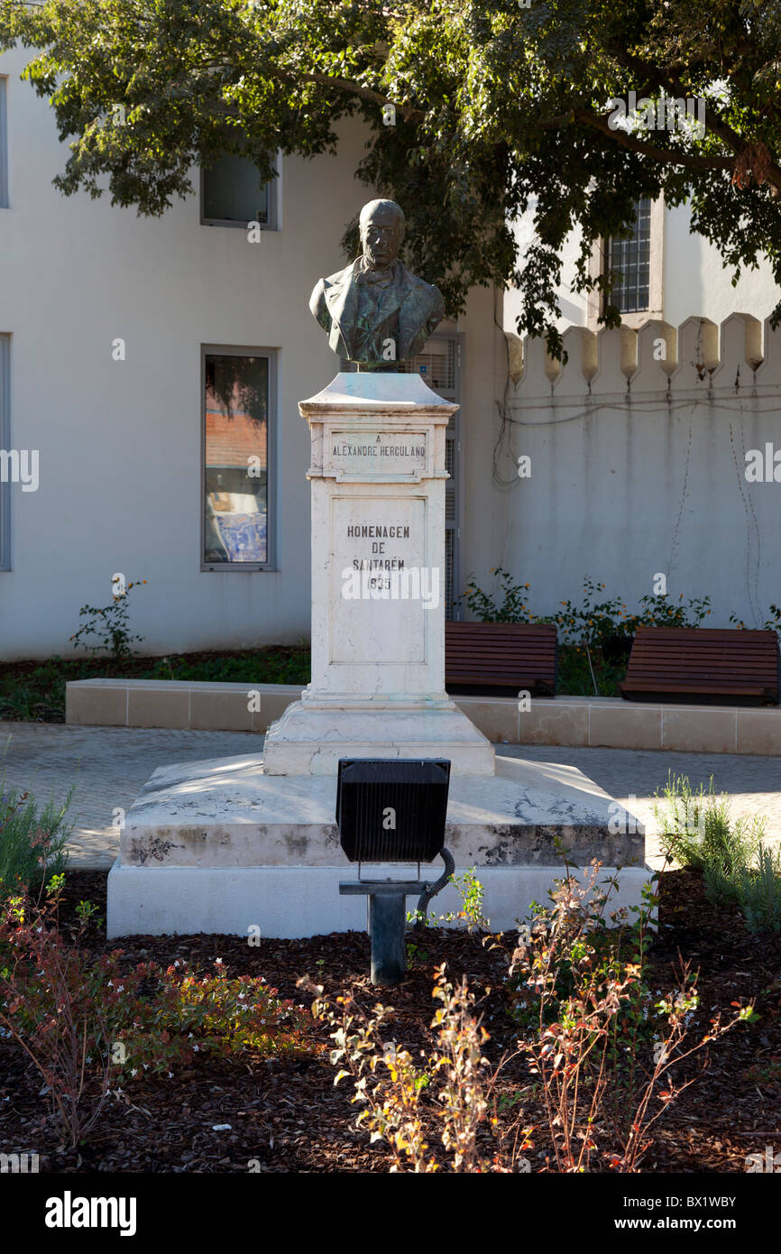 Alexandre Herculano busto in Santarém, Portogallo. Foto Stock