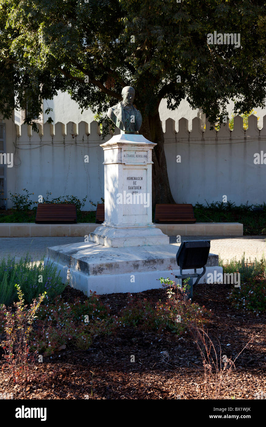 Alexandre Herculano busto in Santarém, Portogallo. Foto Stock