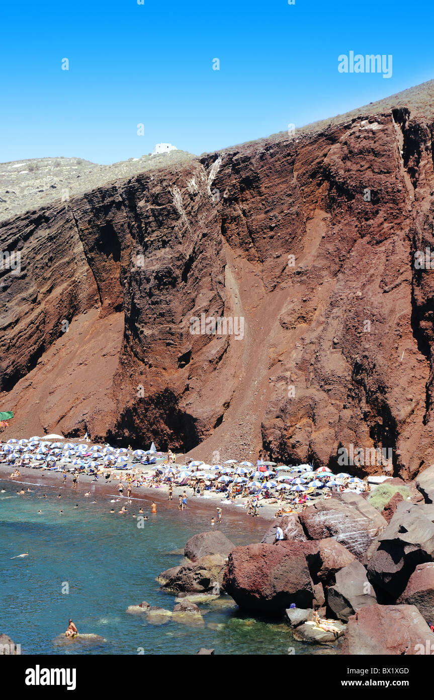 Cliff oltre la spiaggia rossa di Akrotiri, Santorin Foto Stock