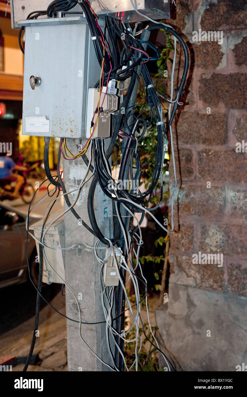 Scatola di derivazione dell'elettricità in una strada a Chiang mai in Thailandia. Foto Stock