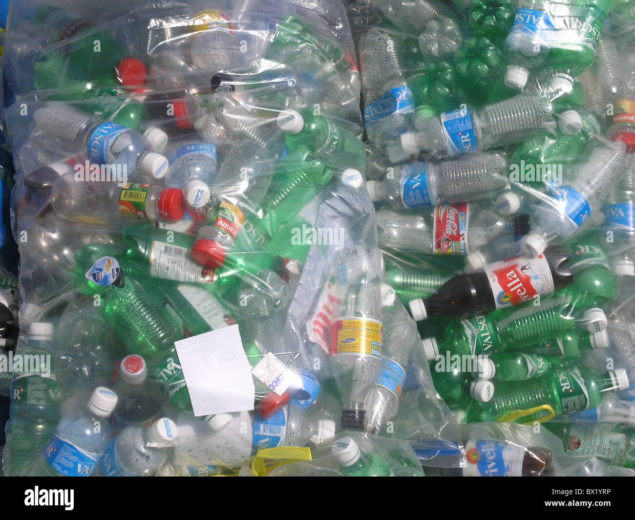 Collezione di borse ambiente bottiglie in PET di riciclaggio di plastica la raccolta in Svizzera Europa Foto Stock