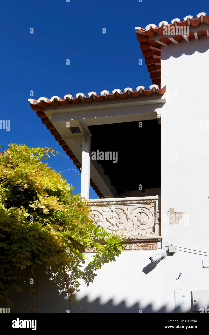 Renaissance balcone decorato con bassorilievi (Varanda Renascença) nella città di Santarém, Portogallo. Foto Stock