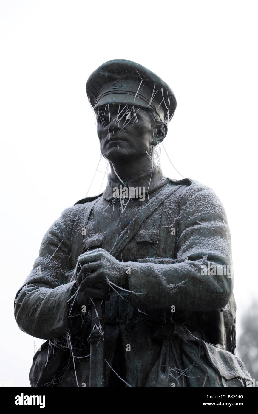 War Memorial statua di un soldato coperto di brina Foto Stock