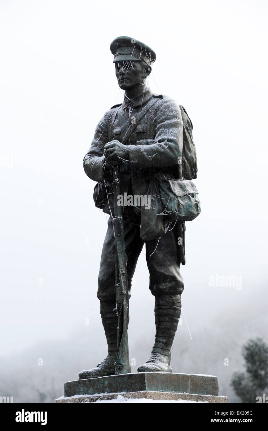 War Memorial statua di un soldato coperto di brina Foto Stock