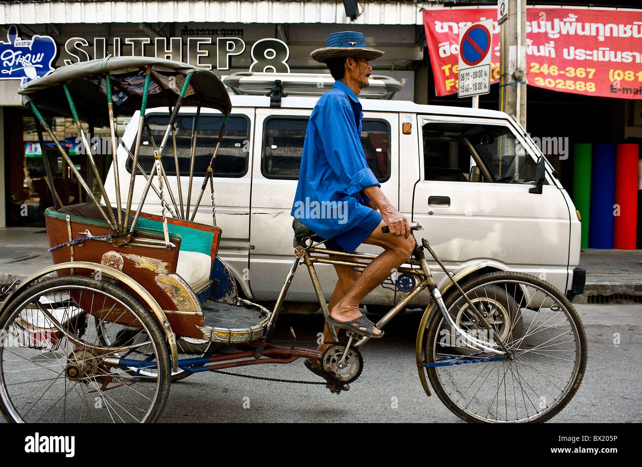 Un rickshaw sulla strada di Chiang Mai in Thailandia. Foto di Gordon Scammell Foto Stock
