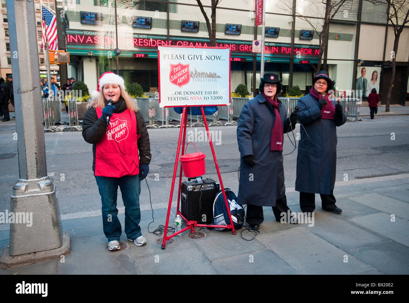 Esercito della salvezza campanelli per il kick off la loro unità bollitore in Rockefeller Center di New York Foto Stock