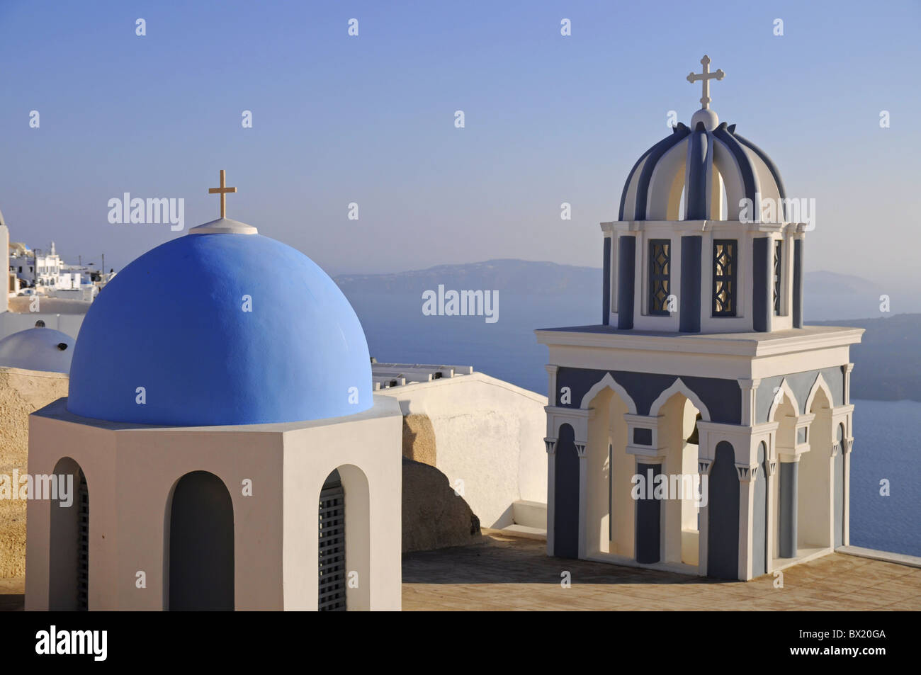 Chiesa ortodossa in Firostefani Santorini con il mare e la caldera sullo sfondo Foto Stock