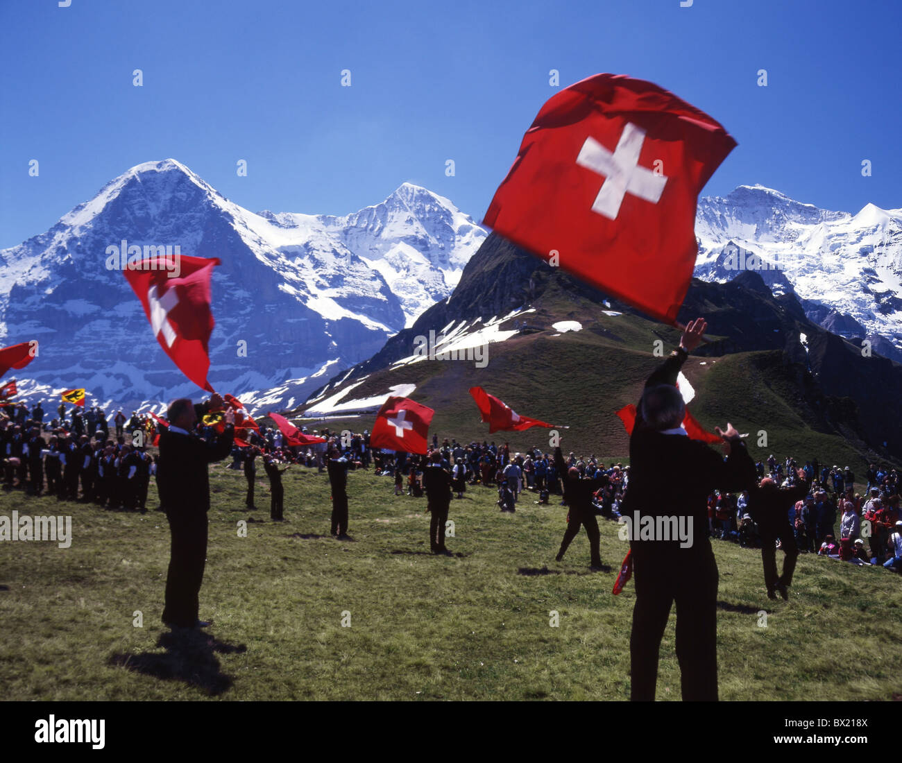 Bandiera thrower Alpfest Mannlichen bandiera gettando Eiger Monch Jungfrau montagne Alpi Bernese Oberland Canton Ber Foto Stock