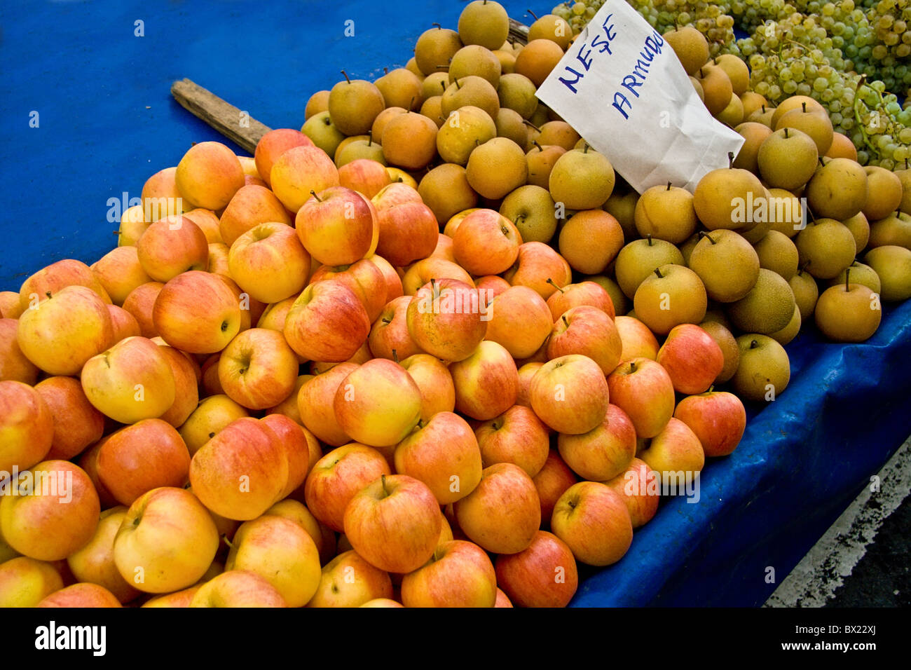 Organico Fresca mela e pera di quercia in un mercato di strada di Istanbul, Turchia Foto Stock