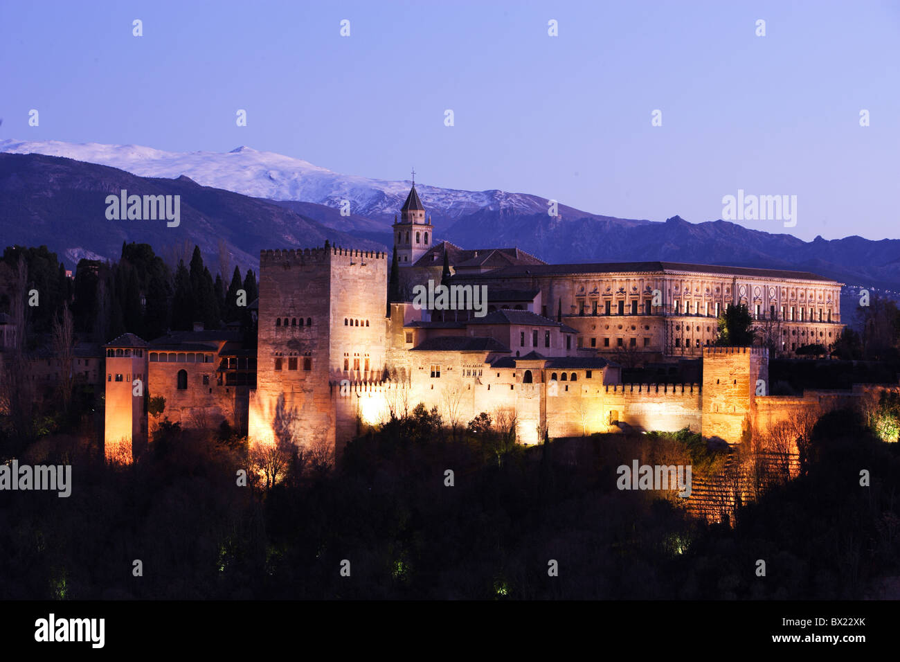 Europa spagna Andalusia Alhambra di Granada Patrimonio culturale mondiale dell UNESCO fortezza di notte Nachtm crepuscolo twiligh Foto Stock