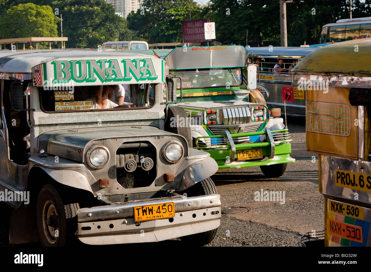 Jeepneys riempire le strade di Manila. Foto Stock