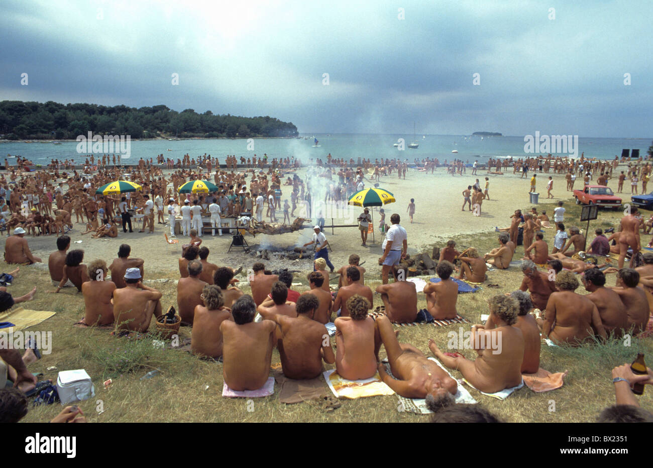Europa croazia istria Vrsar barbecue naturismo turisti persone nude nudismo FKK Nudismus nudisti camping c Foto Stock