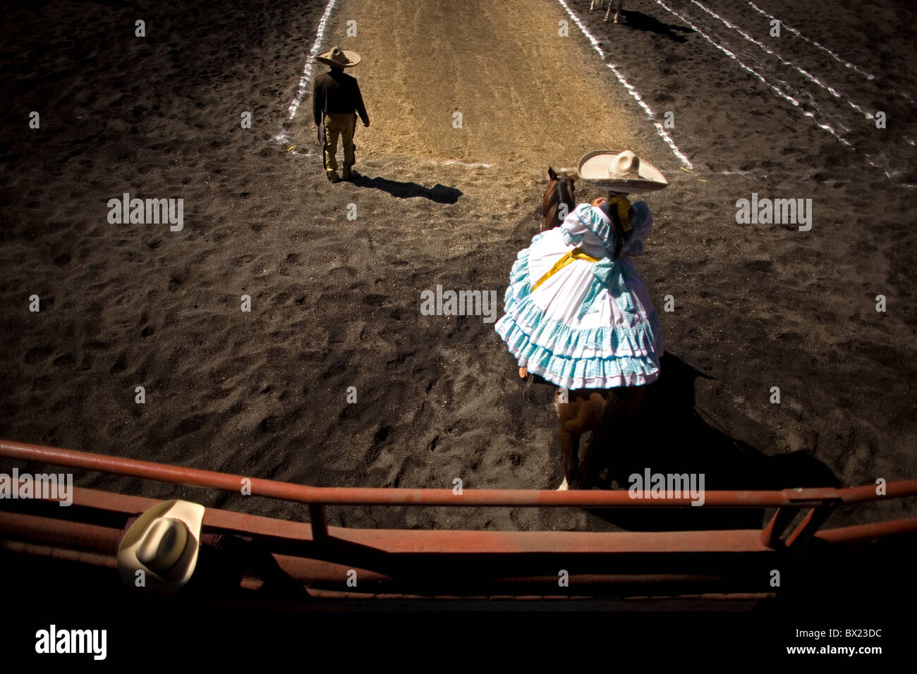 Un messicano Charro e un Escaramuza, femmina rider, partecipare a un concorso charreria (equitazione) in Città del Messico. Foto Stock