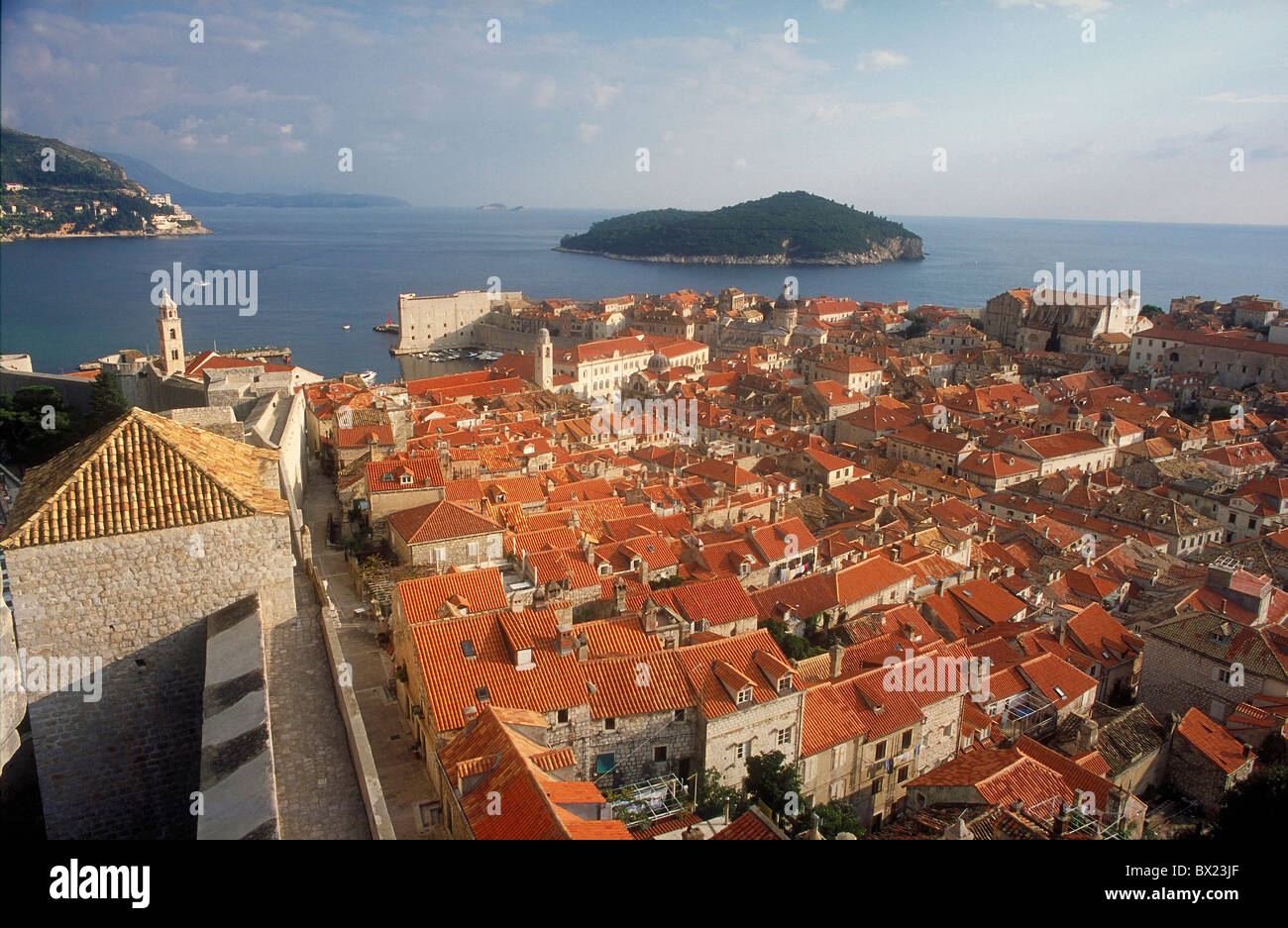 Croazia Europa Europa Dalmazia Dubrovnik tetti della città vecchia fortezza panoramica costa adriatica mare UNESCO World Foto Stock
