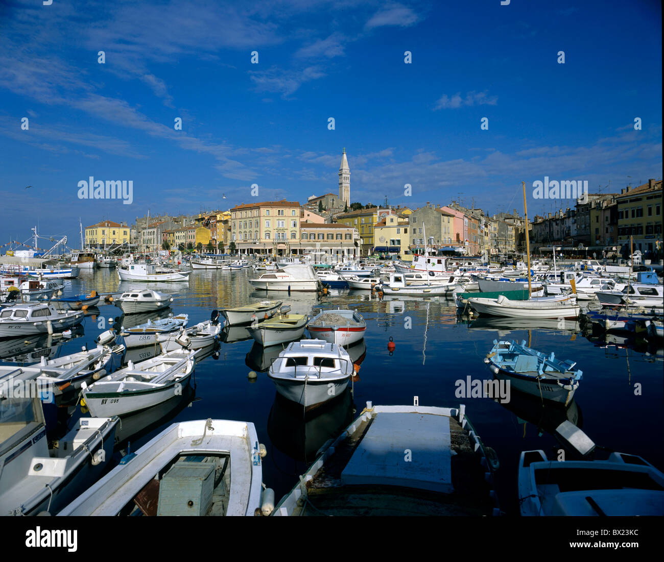 Europa Croazia Istria Rovigno Città Vecchia Campanile venete di mare adriatico acqua mare mediterraneo barche harbou Foto Stock