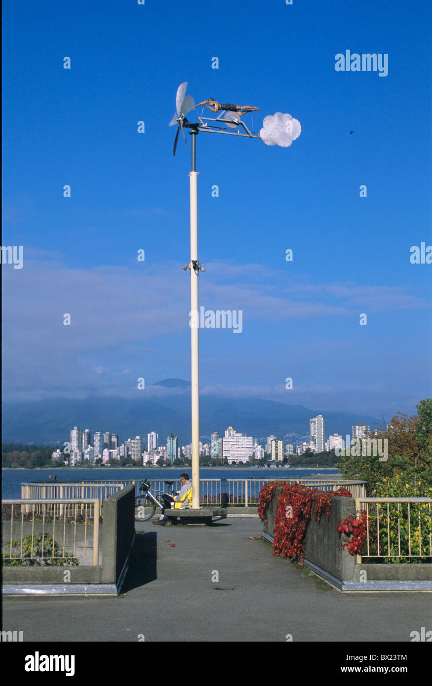 Canada America del Nord America British Columbia Vancouver promenade uomo sede volumi turbina a vento di mare Foto Stock