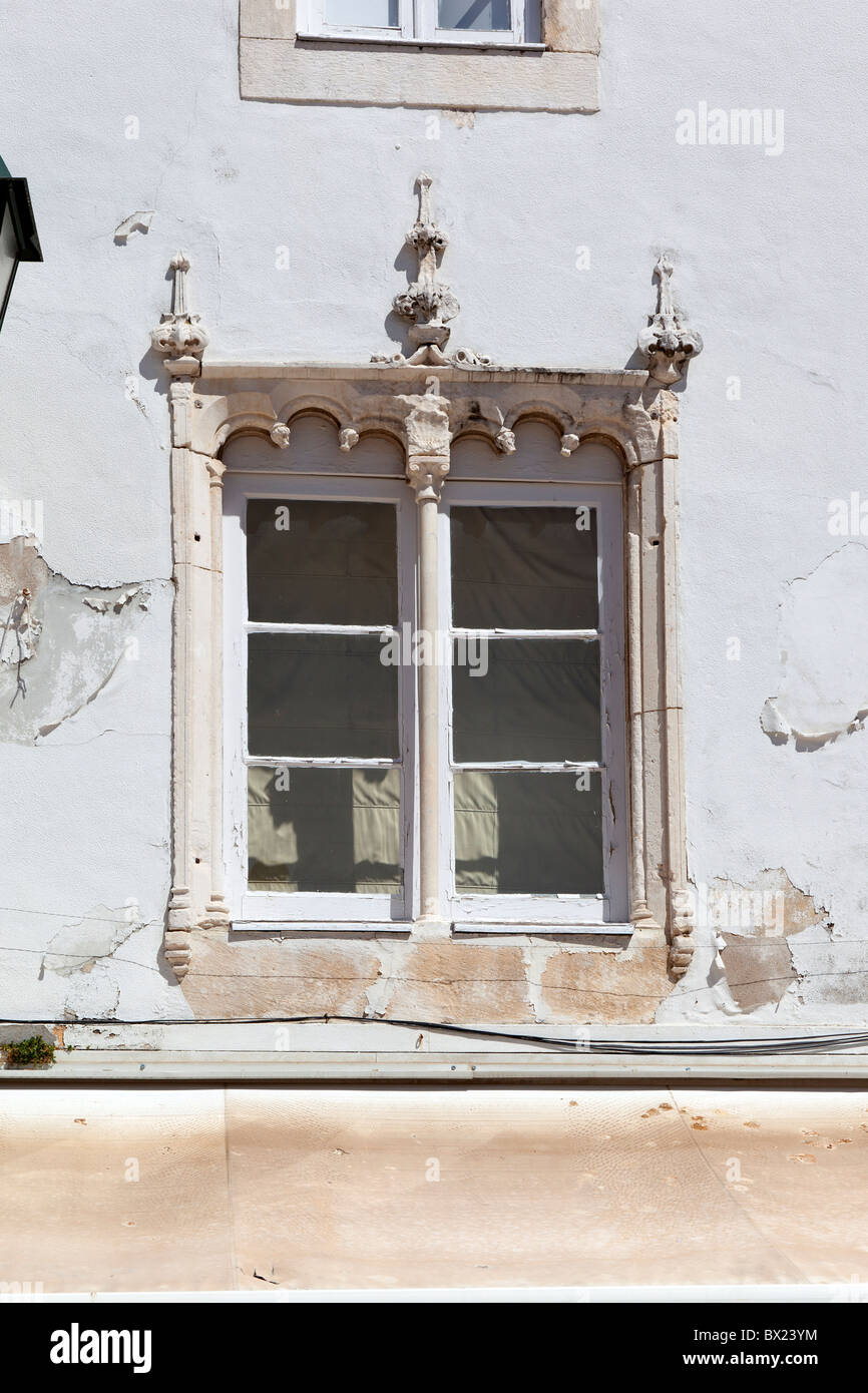 Finestra manuelina (Janela Manuelina) in Sá da Bandeira Square nella città di Santarém, Portogallo. Foto Stock