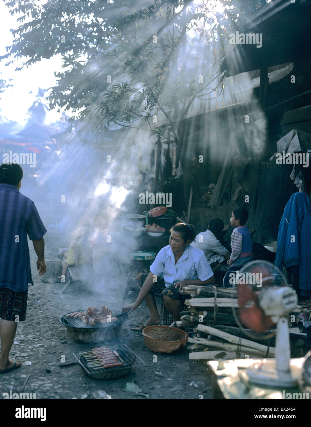 Laos Asia Luang Prabang mercato negozio di cucinare carne sputa sputa merci wares trade commerce persona Foto Stock
