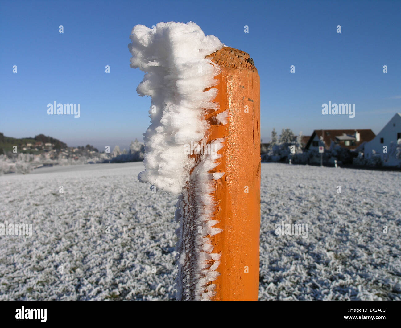 Campi stipite collina segna post posti gioco da neve snow street modo inverno Svizzera Europa Foto Stock