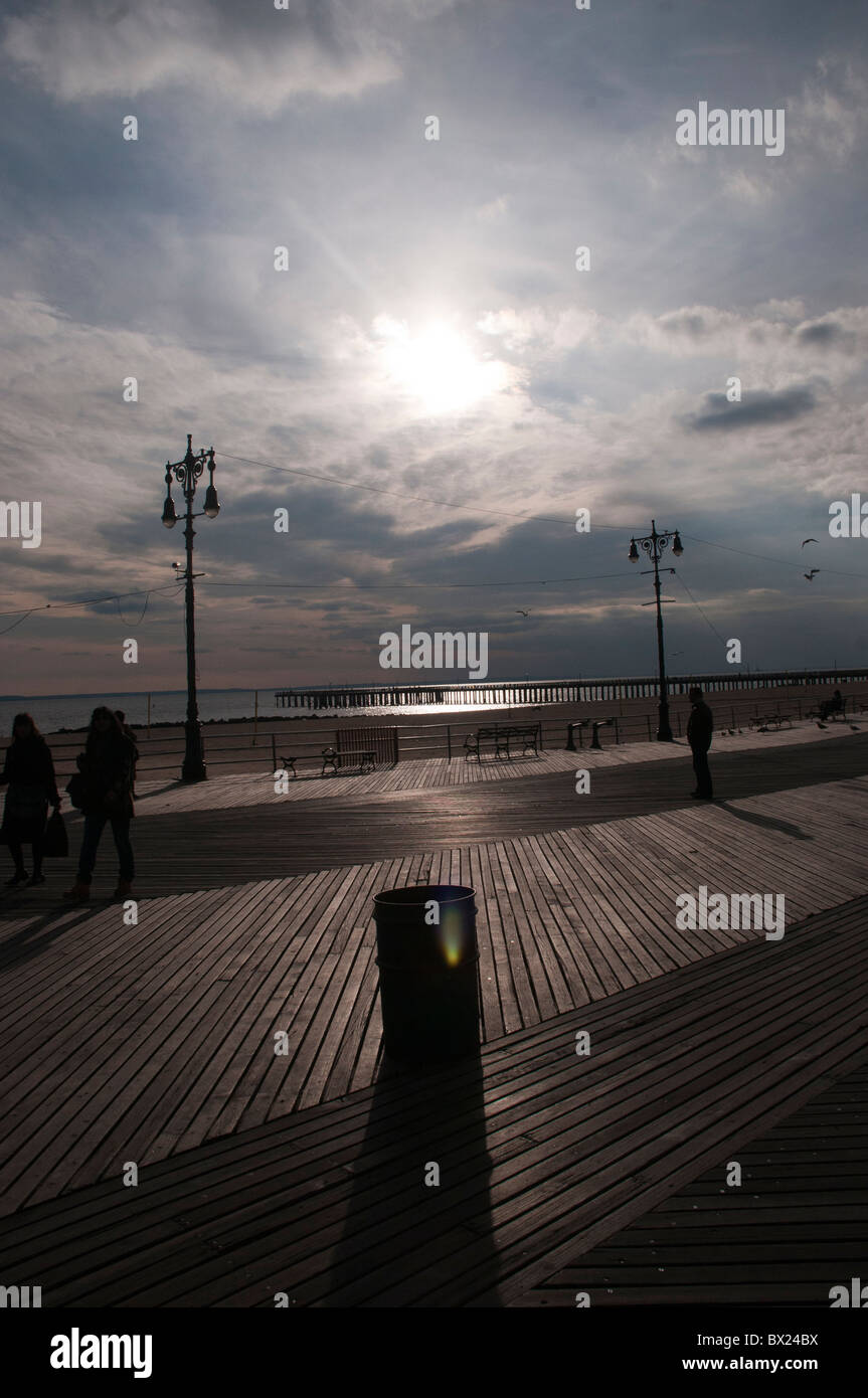 Il Coney Island boardwalk, Brooklyn, New York. Foto Stock