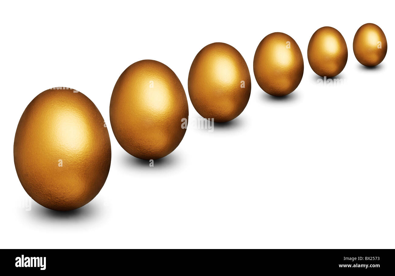 Golden Egg che rappresenta la sicurezza finanziaria contro uno sfondo bianco Foto Stock