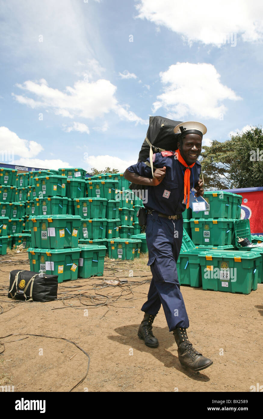 Kenyan Scout aiutando Shelterbox a disribute aiuto dopo la violenza post elettorale Gen 2008, Nakuru Showground, Kenya Foto Stock