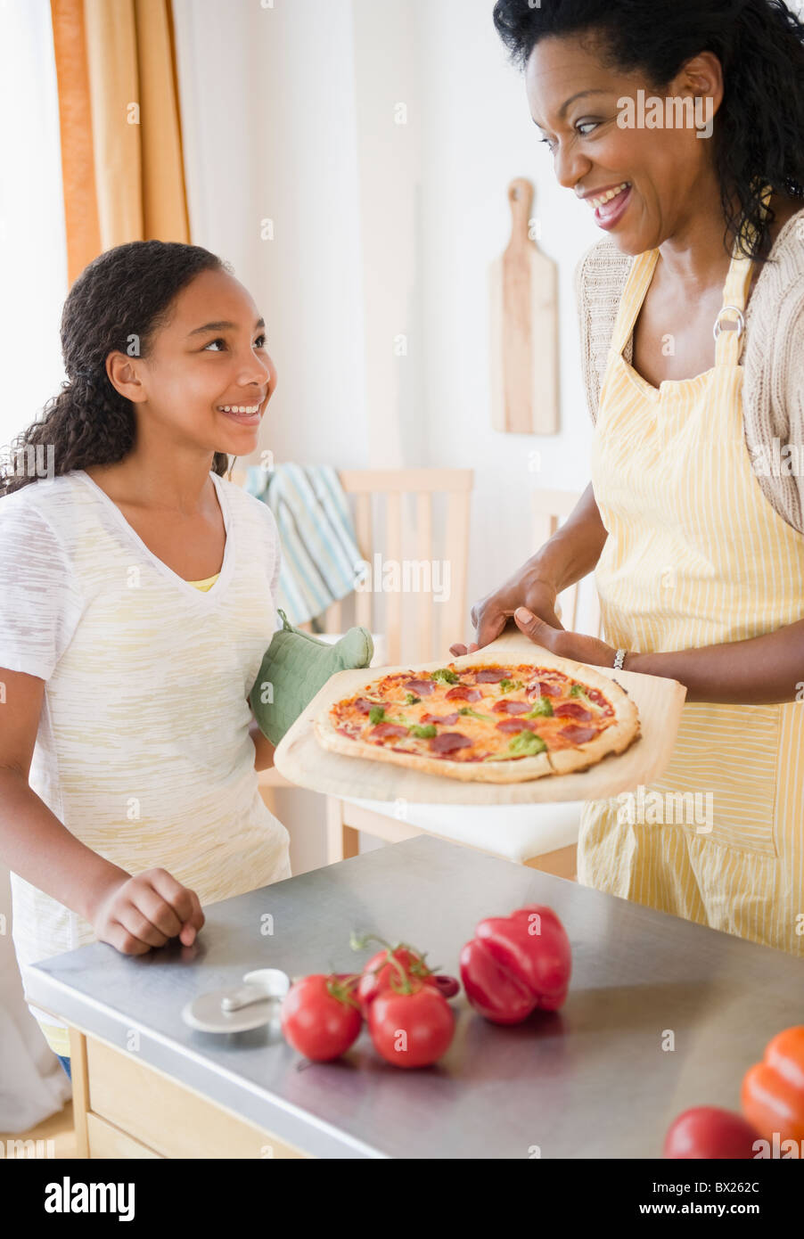 Madre e figlia preparare la pizza per la cena Foto Stock