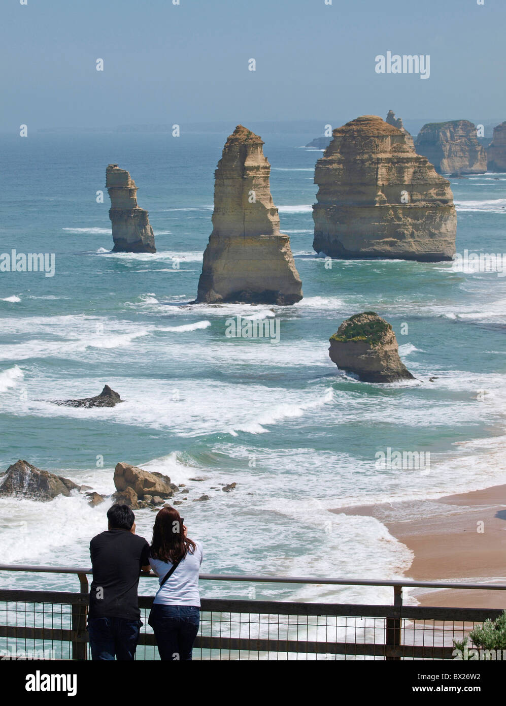 I turisti di stand e ammirare i dodici apostoli dalla piattaforma di visualizzazione sulla Great Ocean Road Victoria Australia Foto Stock