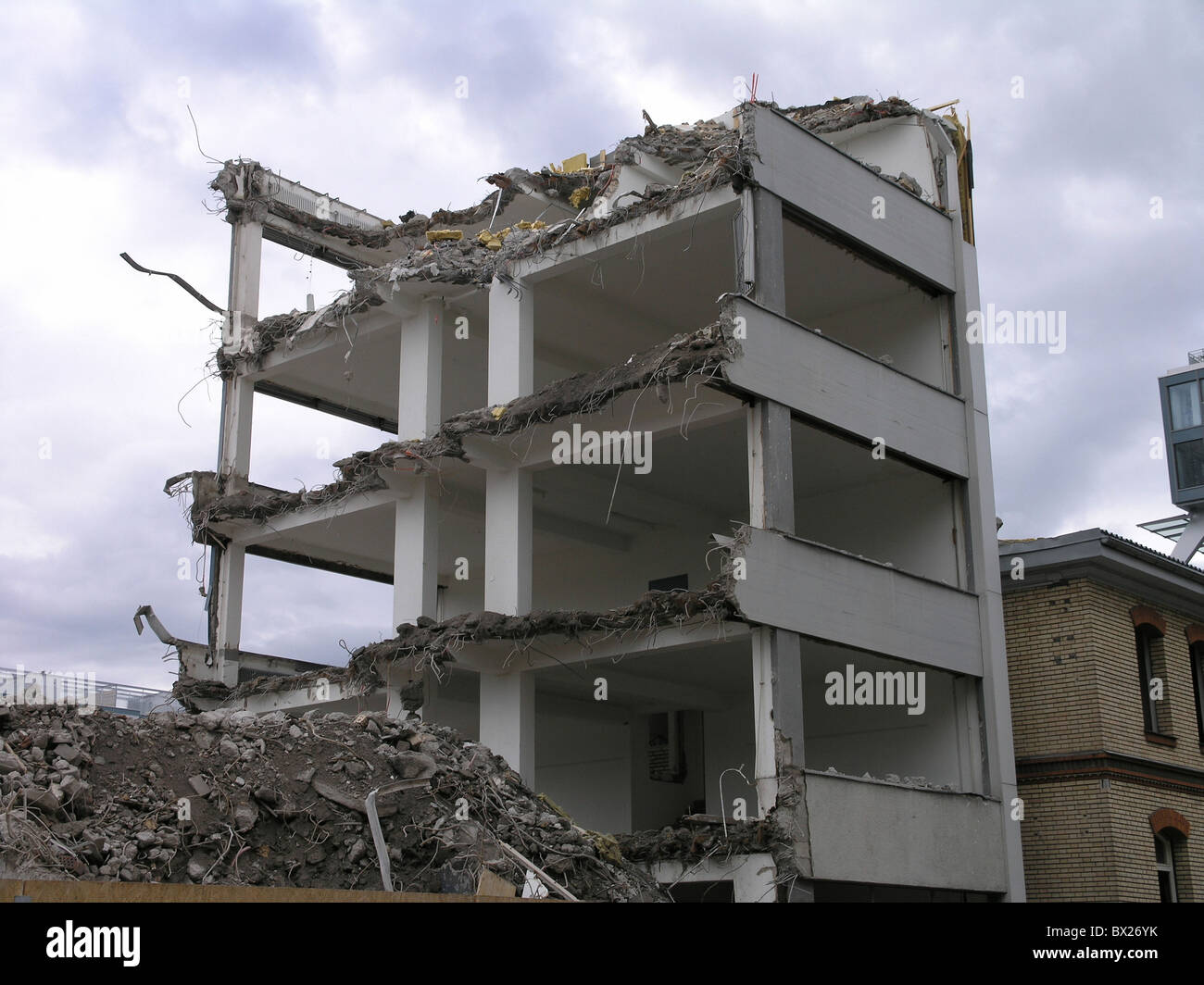 Interrompere la costruzione di edifici Città Colore Colore costruzione demolizione distruzione fatiscenti Home H Foto Stock