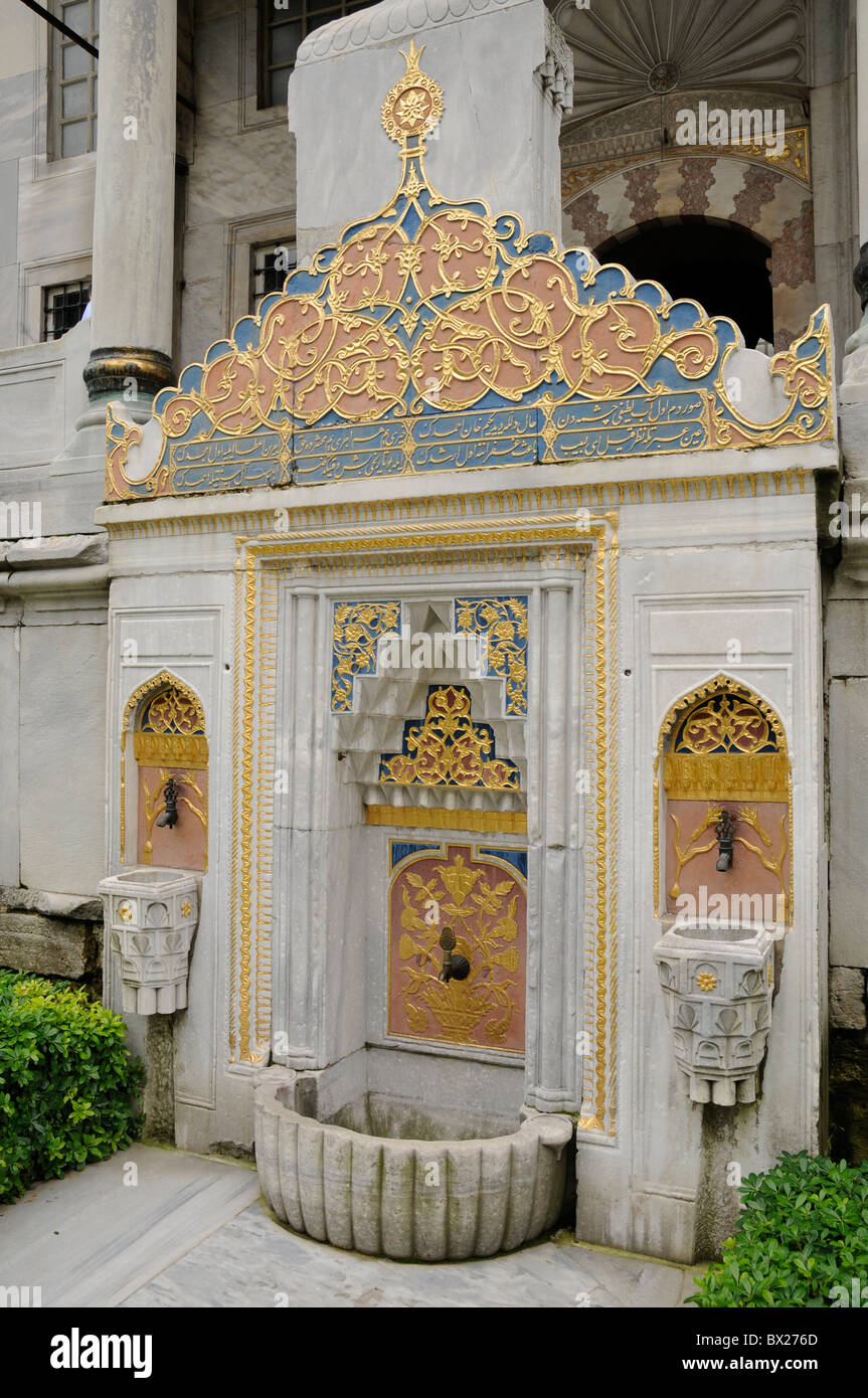 Ornano la Fontana di acqua nel palazzo Topkapi, Istanbul, Turchia Foto Stock