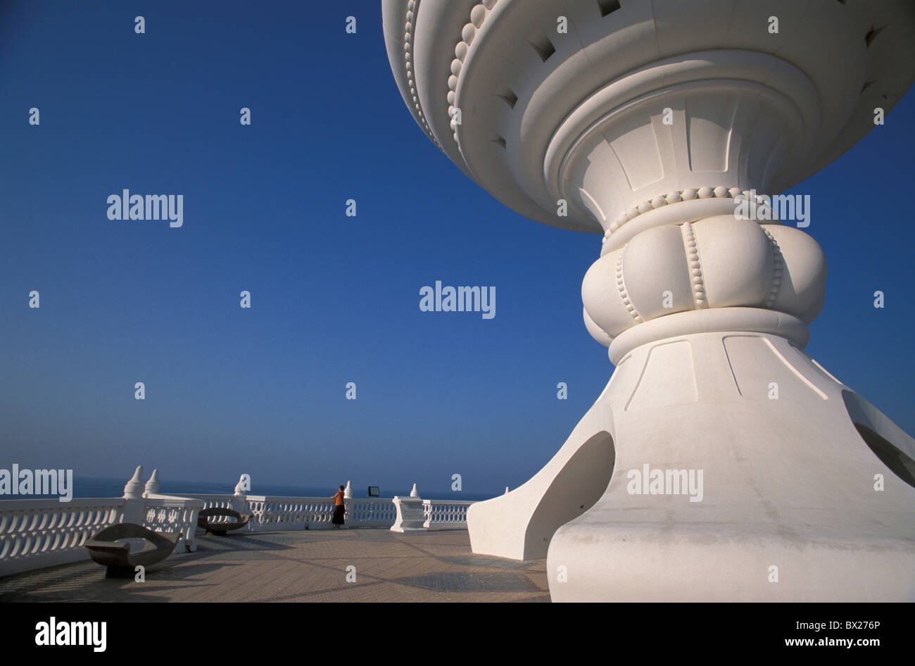 Incenso Giganti monumento bruciatore incenso Riyam park donna Muscat Oman penisola arabica Foto Stock