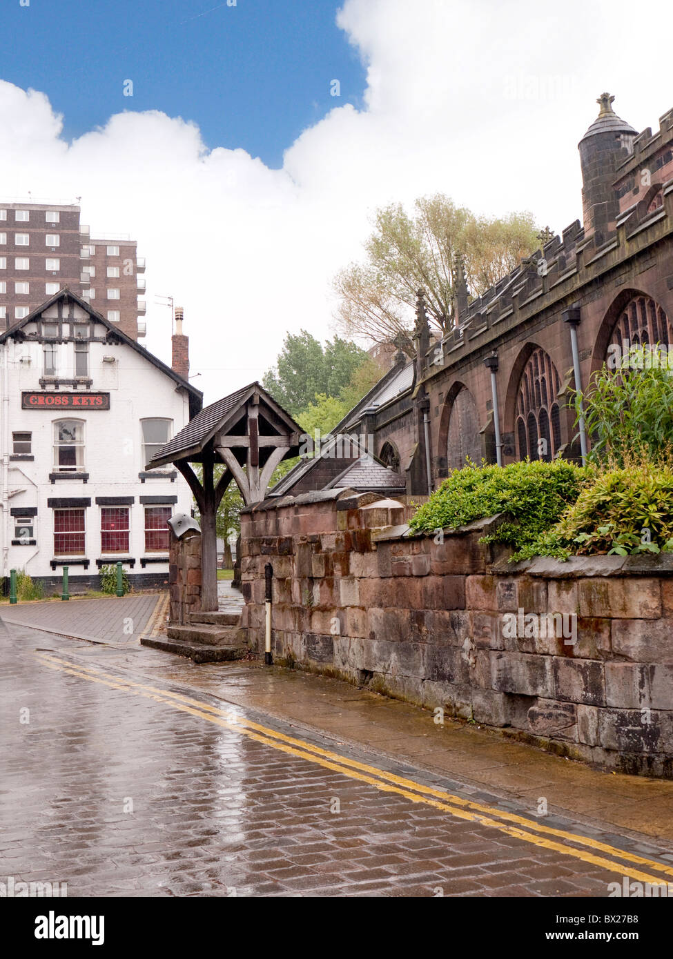 La Chiesa Parrocchiale di Santa Maria Vergine e il Cross Keys Pub nella città di Eccles a Salford in Greater Manchester Foto Stock