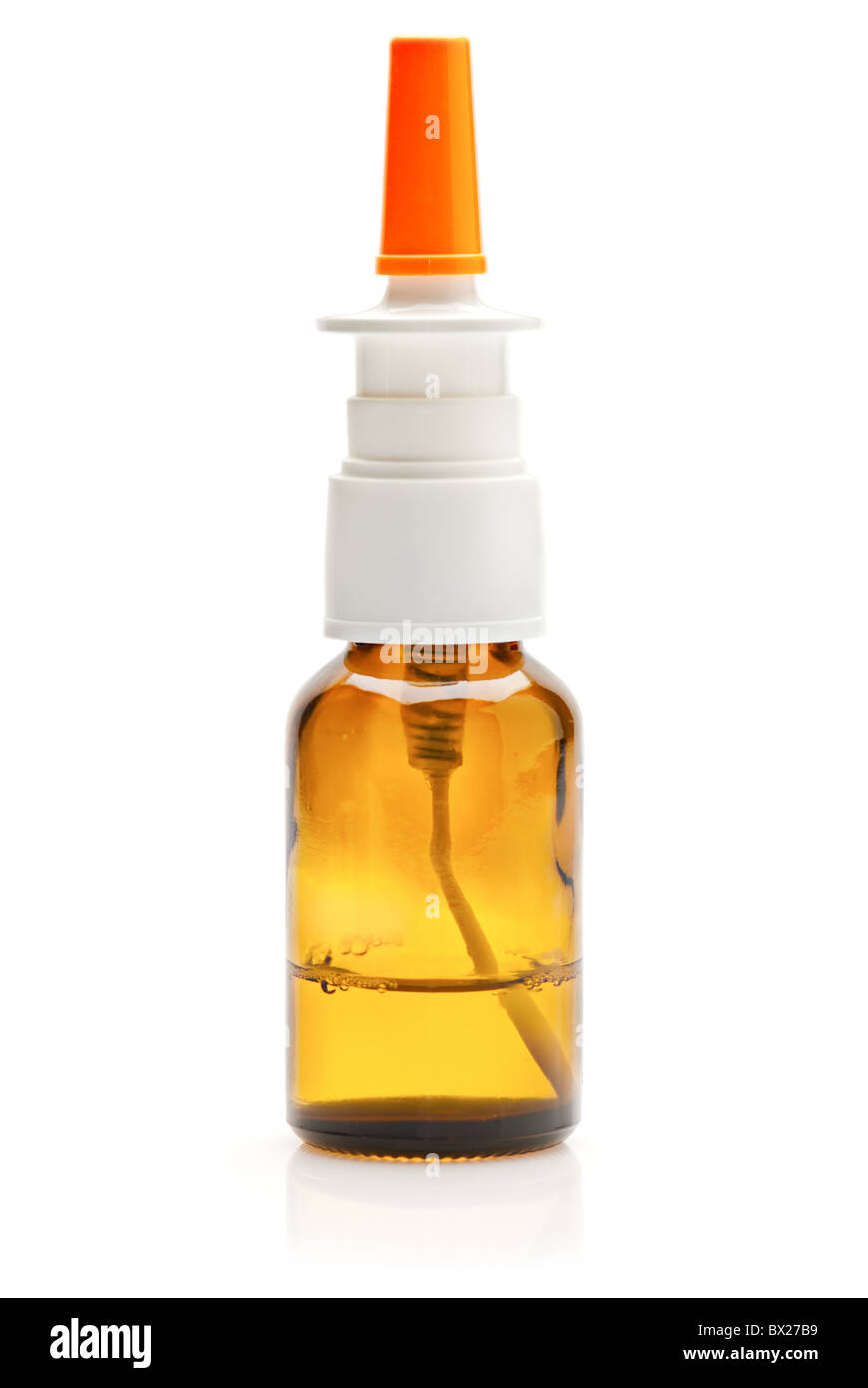 Bottiglia di spray nasale farmaco su sfondo bianco Foto Stock