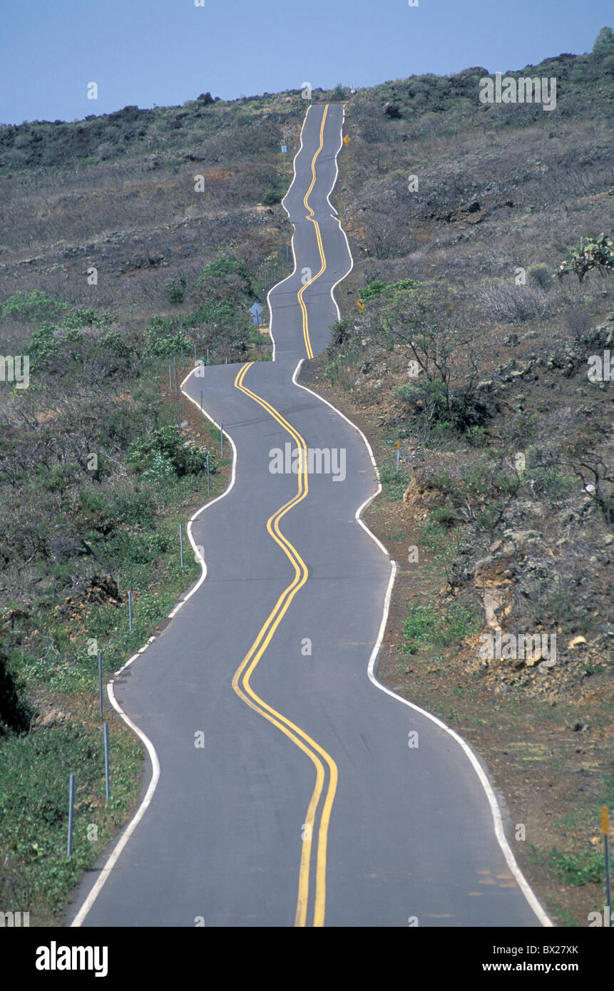 Le curve della strada di torsione di avvolgimento in modo divertente umorismo askew Piilani Autostrada Hana Hawaii Maui USA Stati Uniti un Foto Stock