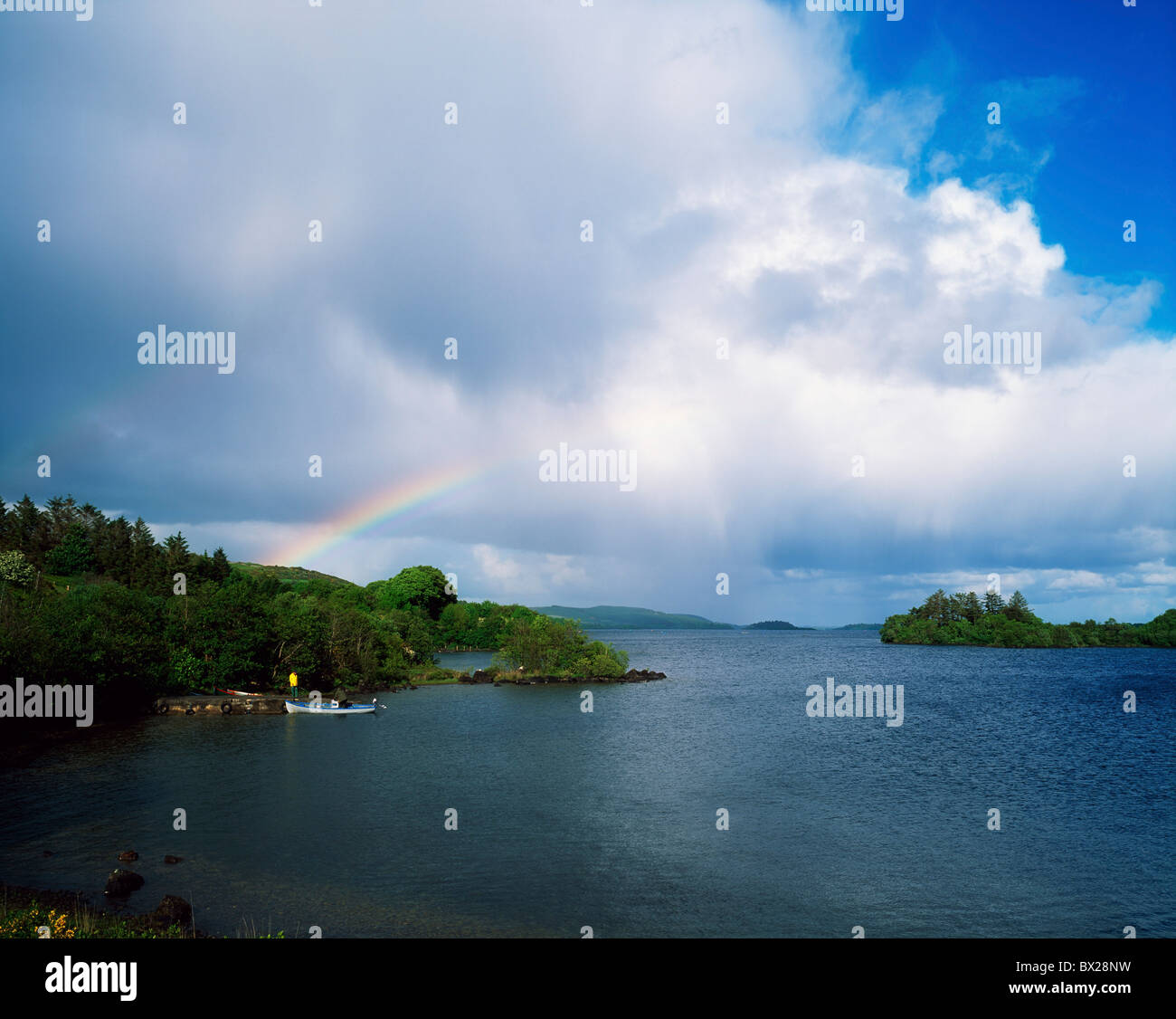 Il Lough Corrib,Connemara,Co Galway, Irlanda;Lago e Rainbow Foto Stock