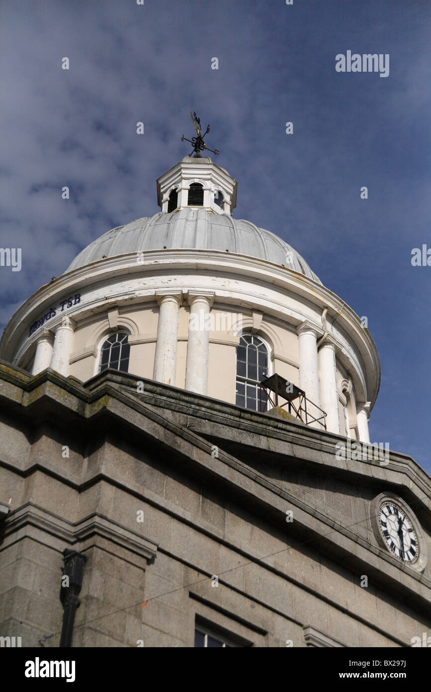 Cupola di Lloyds TSB Bank nel mercato storico House Building 1832 Penzance Cornwall Regno Unito Foto Stock