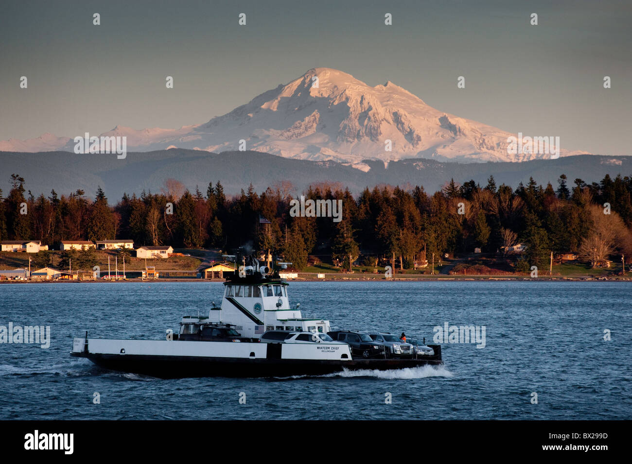 Il piccolo Lummi Island Ferry motori da uva spina punto acroos Hales Pass per l'isola dock. Mt. Baker è in background. Foto Stock