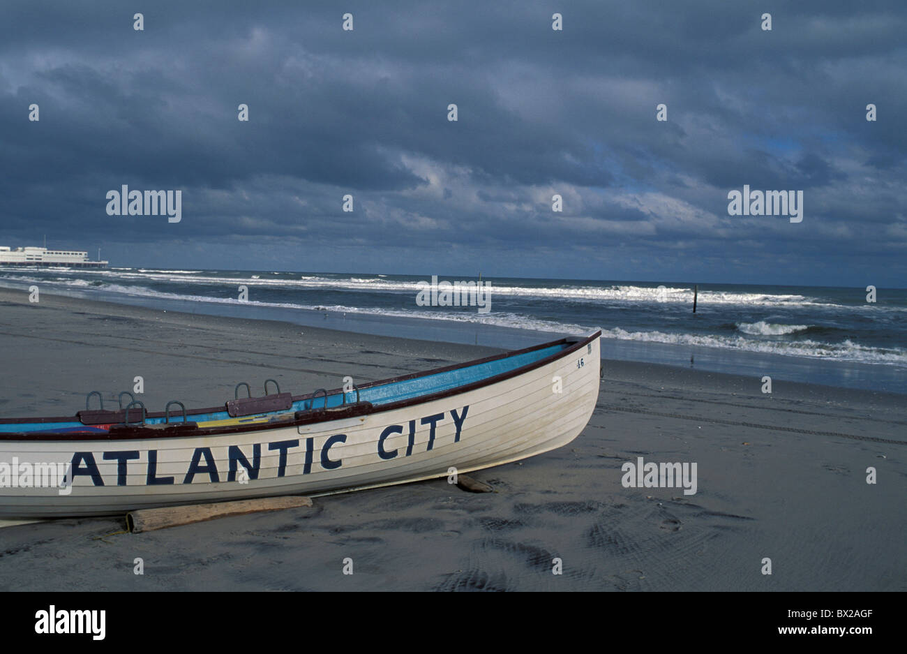 Imbarcazione imbarcazione a remi beach seashore costa atlantica del mare nuvoloso Atlantic City New Jersey USA Stati Uniti America Foto Stock