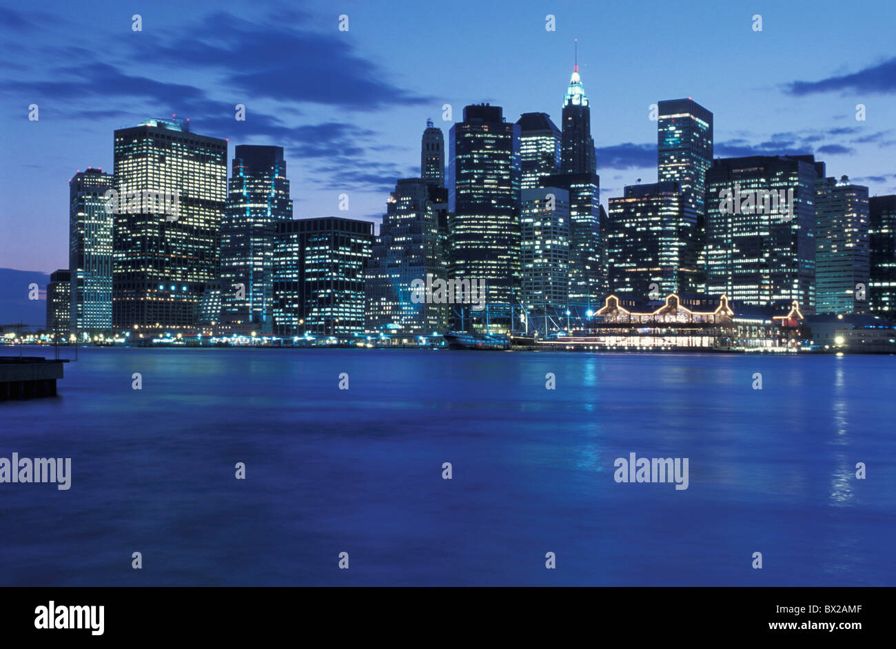 Il centro di Manhattan vista da Brooklyn di notte notte acqua dello skyline di New York Stati Uniti d'America Stati Uniti d'America Foto Stock