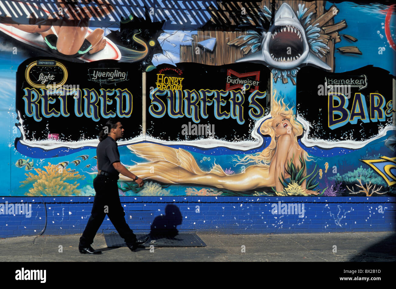 Surfer Bar graffiti dipinti a muro annuncio pubblicitario parete uomo immagine street scene South Street Phi Foto Stock
