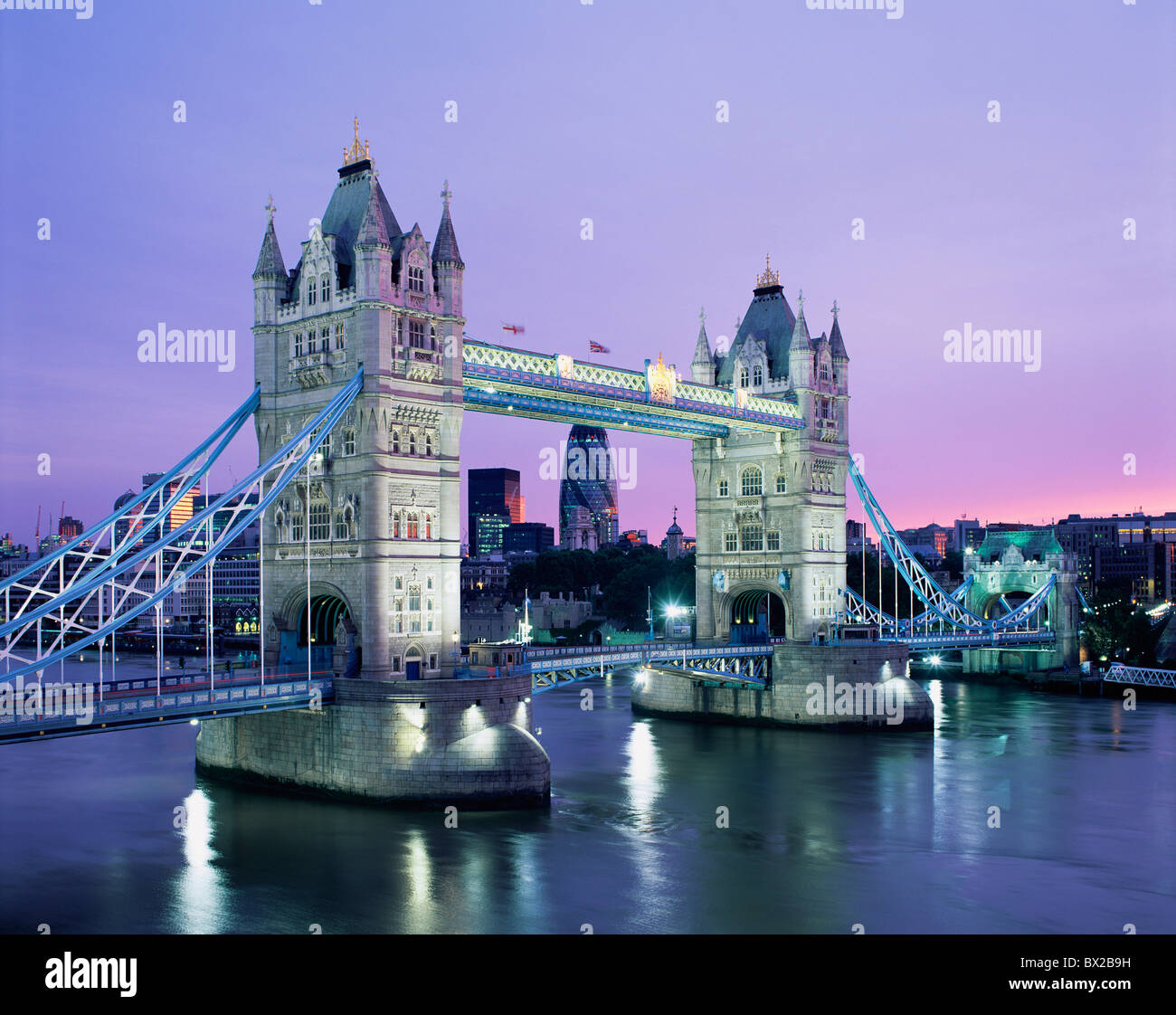 La Gran Bretagna British Isles City Inghilterra Europa edificio Gerkin Gran Bretagna Europa Landmark London notte paglierino Foto Stock