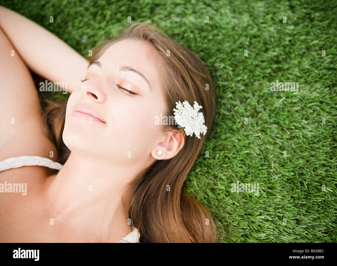 Tranquilla donna indiana dormire in erba Foto Stock