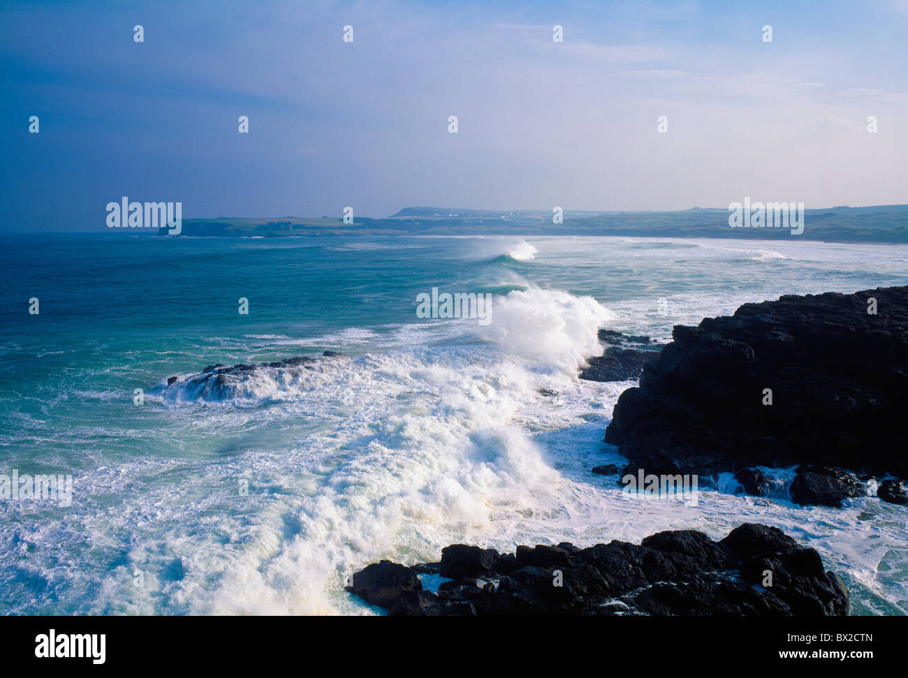 Co Antrim, Porto Ballintrae, con il mare in tempesta, Foto Stock