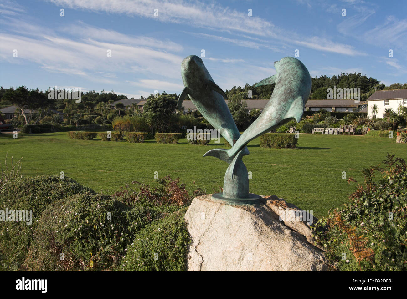 Scultura di delfini saltando nella motivazione della Island Hotel Tresco Isole Scilly Cornwall Regno Unito Foto Stock