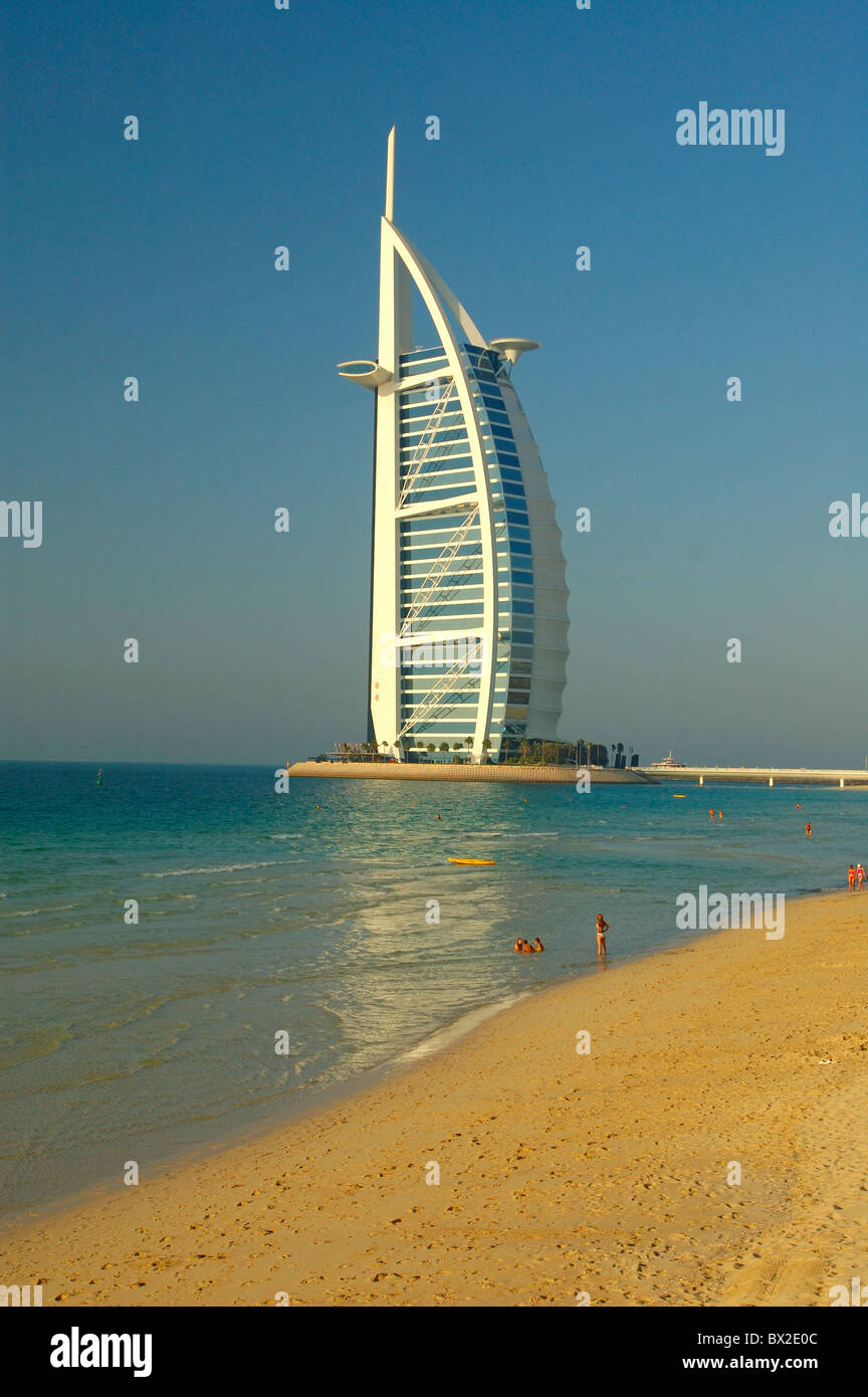 Burj al Arab hotel grattacielo di lusso ed alto edificio multipiano towerblock edificio alto turismo spiaggia mare Foto Stock